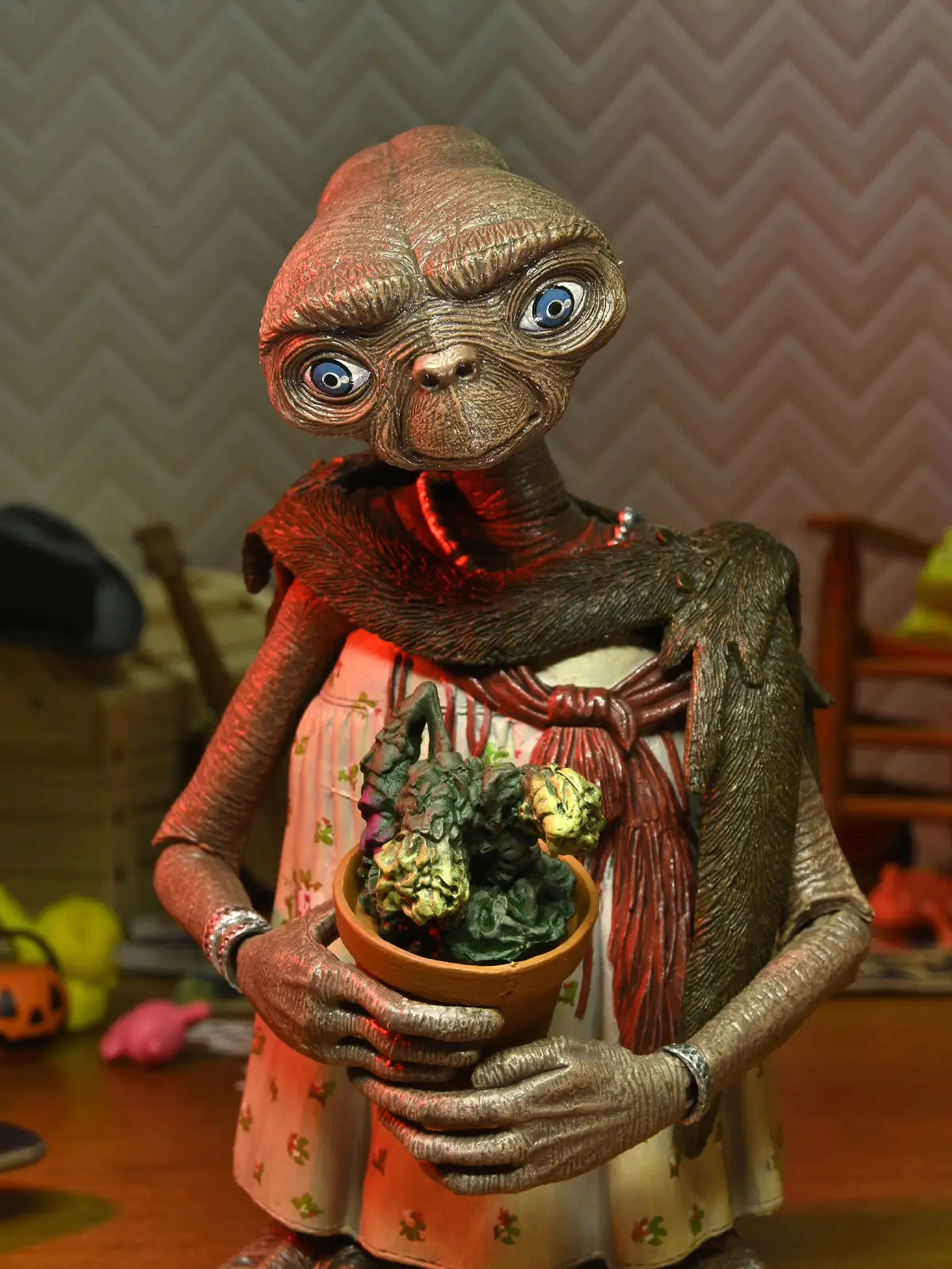 E.T. Ultimate Dress Up 40th Anniversary – 7" Scale Action Figurine - E.T. The Extra-Terrestrial - NECA Collectibles - Image 4