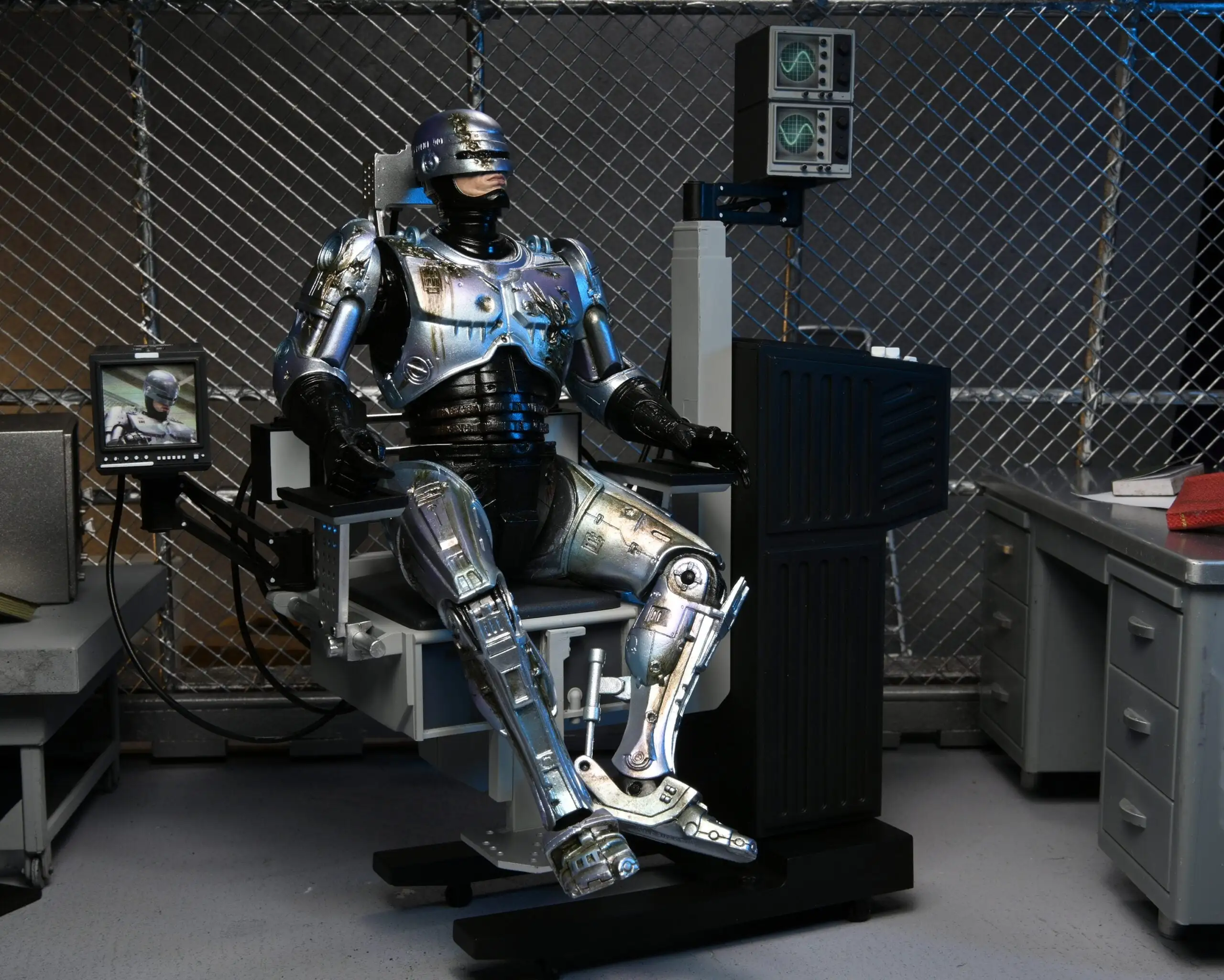 Ultimate Battle Damaged RoboCop With Chair - 7" Scale Action Figure - RoboCop - NECA Collectibles - Image 2